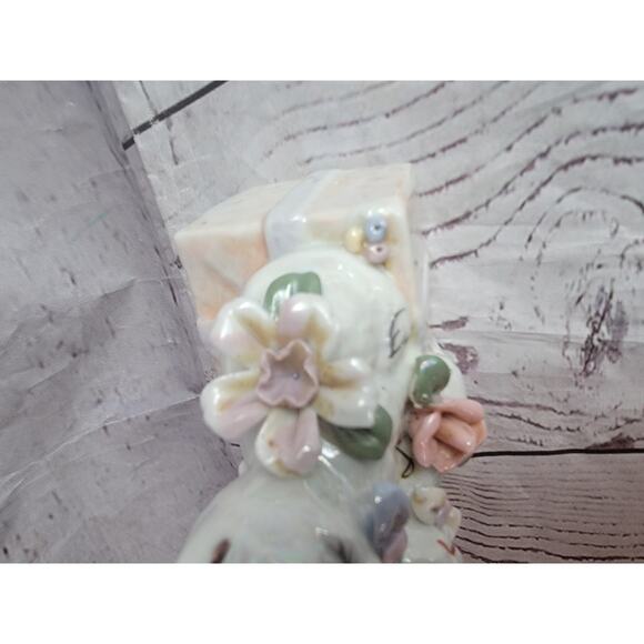 Vintage 4in Tall Cats Kittens W/ Flowers On A Present Figurine - Picture 3 of 9